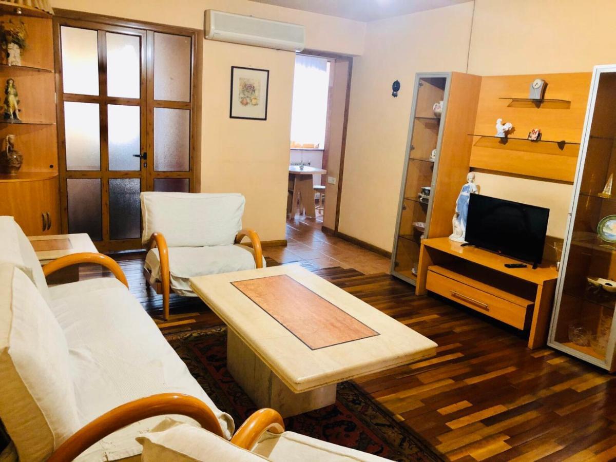 Center Hostel And Tours Yerevan Exterior photo